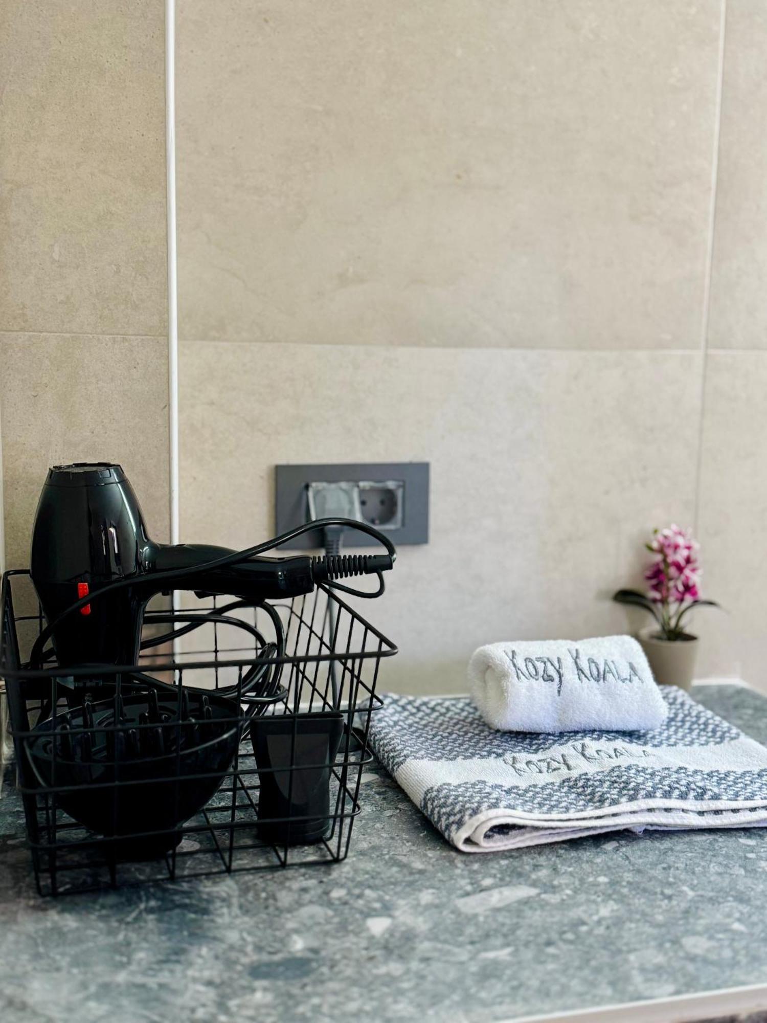 Spacious Apartment Near Monastiraki By Kozy Koala Athen Exterior foto